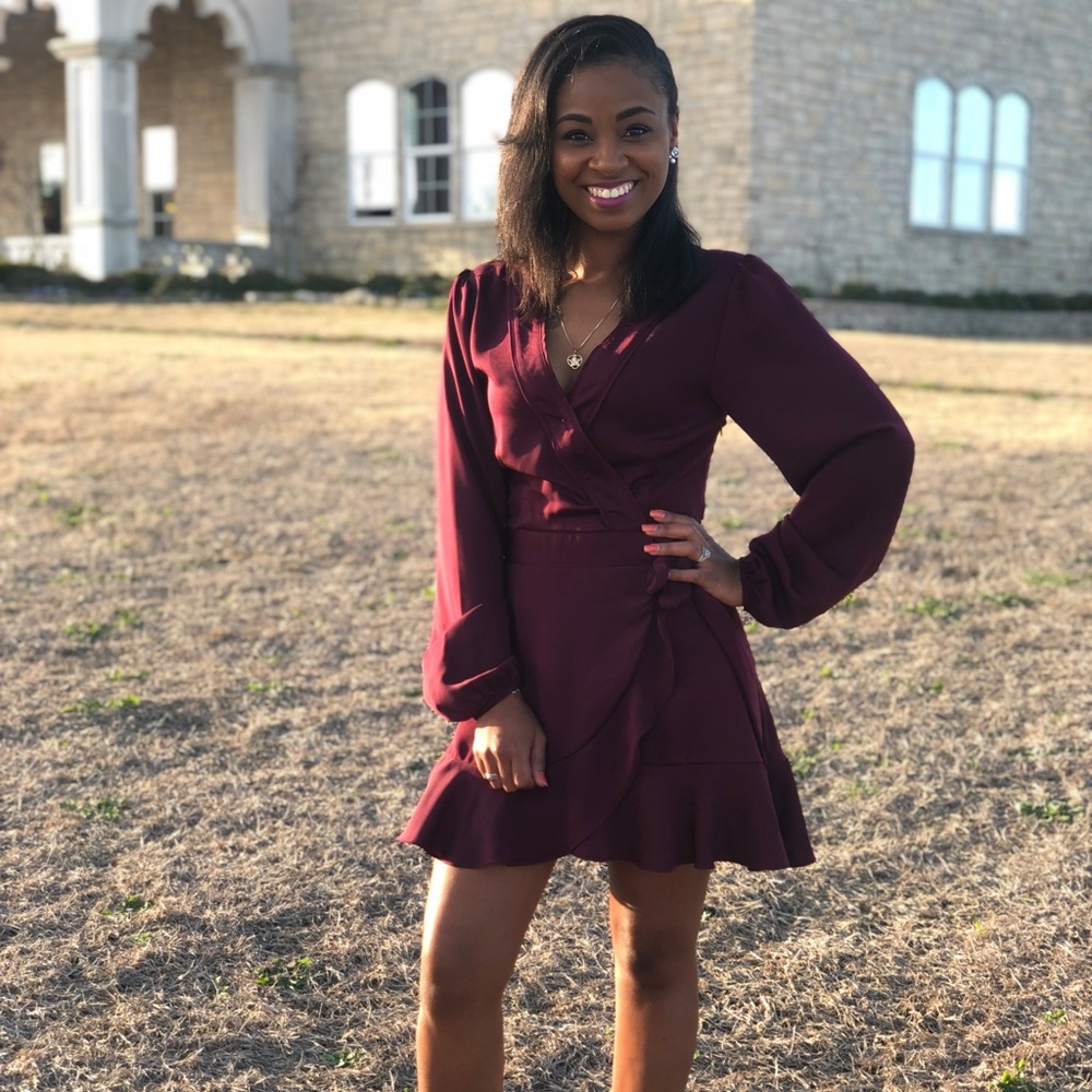 Lulu’s burgundy mini long sleeve dress - Picture 1 of 2